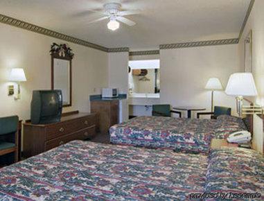 Super 8 Donna Hotel Room photo